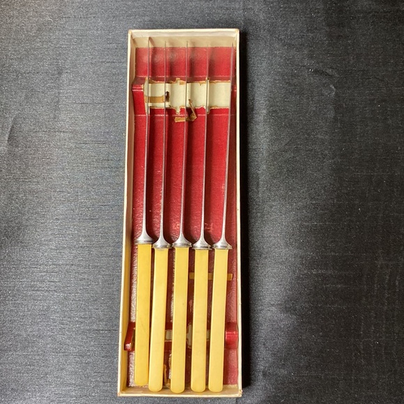Vintage Stainless Steel Table Knives with Bakelite Handles - Picture 4 of 8